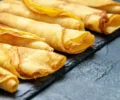 Panquecas de aveia veganas empilhadas em um prato.