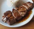 Bife de coxão mole grelhado dourado na manteiga servido em frigideira