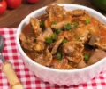Prato de moela de frango na panela de pressão, macia e suculenta, servida com molho encorpado e salsinha fresca.