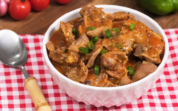 Prato de moela de frango na panela de pressão, macia e suculenta, servida com molho encorpado e salsinha fresca.