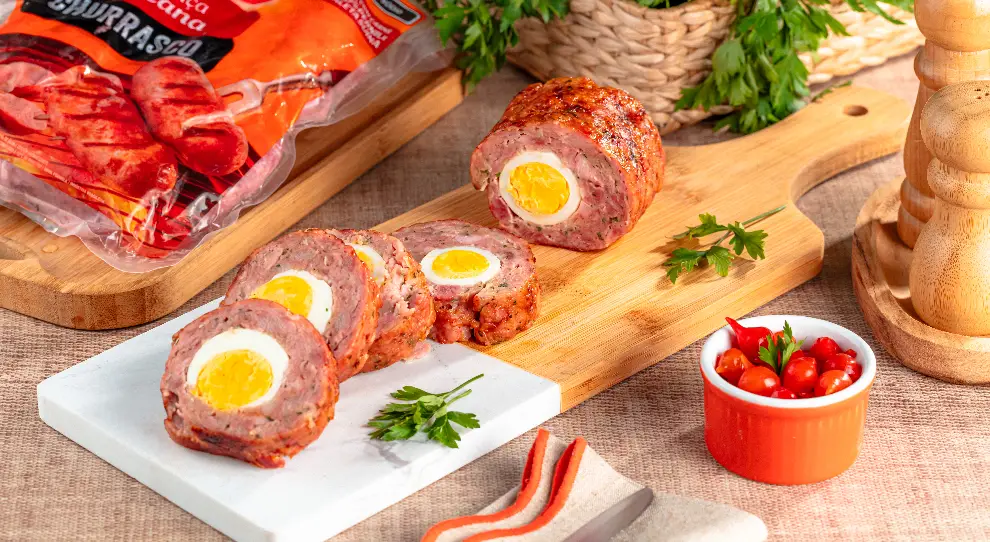 Rocambole de Linguiça com Ovo Cozido