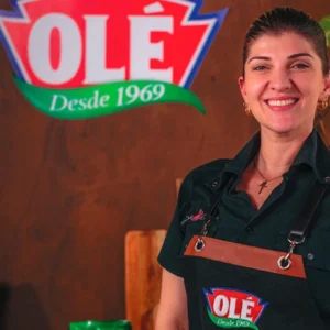 Chef Julia de Carvalho e uma placa da marca Olé