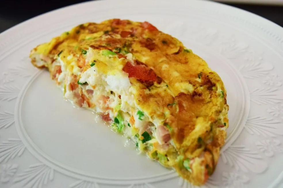 Omelete de Claras com Espinafre e Tomates: Receita Leve e Nutritiva