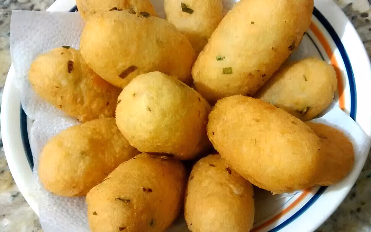 Bolinho de Mandioca Recheado com Carne Moída