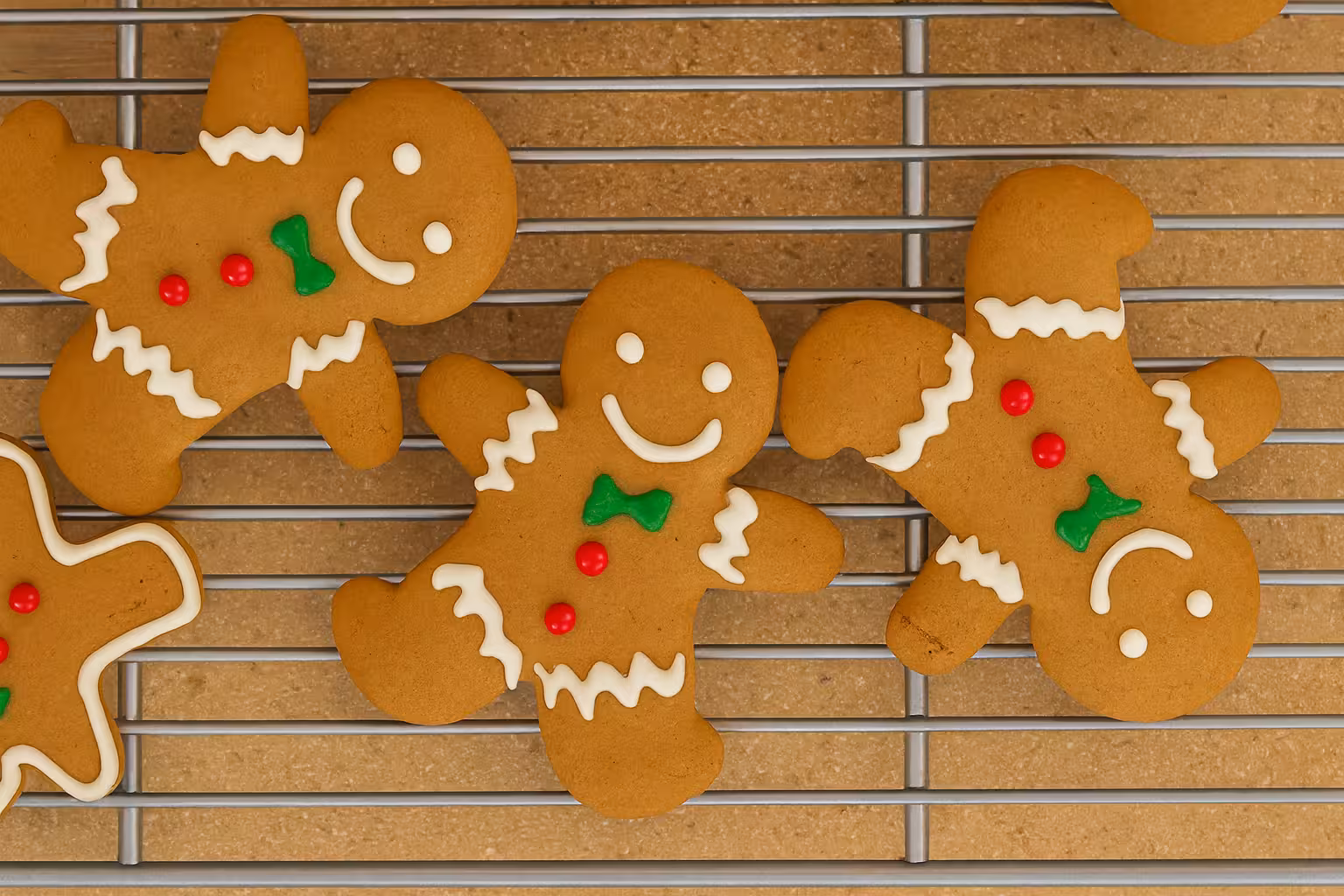 Biscoitos gingerbread decorados com glacê colorido em clima natalino