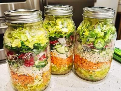 Salada Colorida em Camadas no Pote