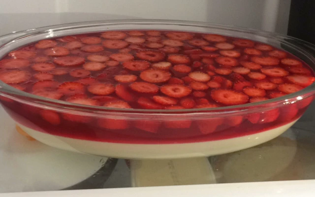 Delícia de Morango com Camadas de Gelatina e Creme
