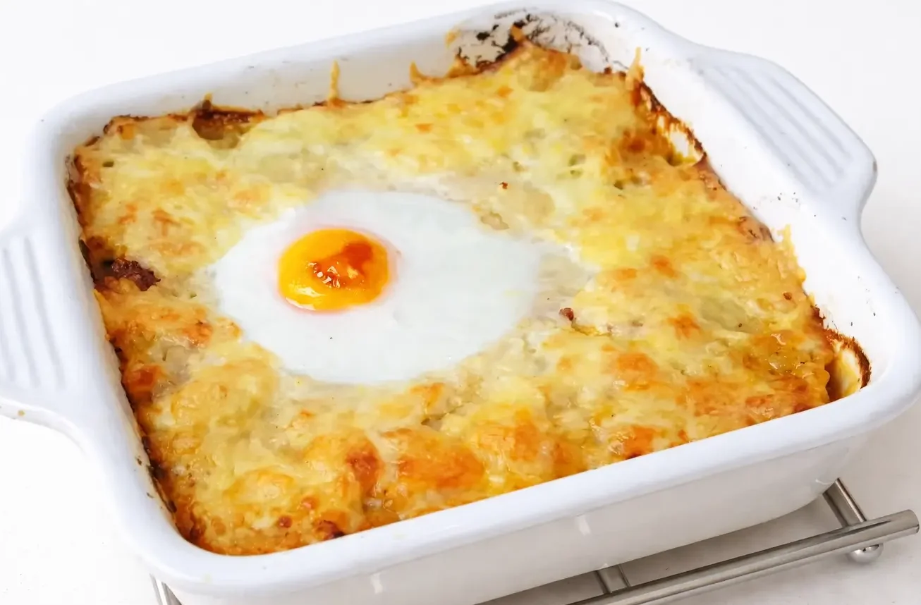 Escondidinho de carne moida com massa de couve flor em refratalho de cerâmica branca.