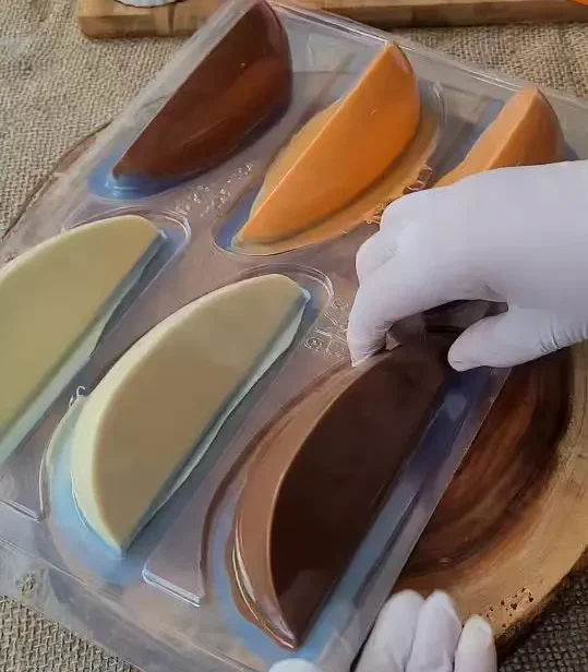 Formas sendo utilizadas para produção de ovos de pascoa em fatias