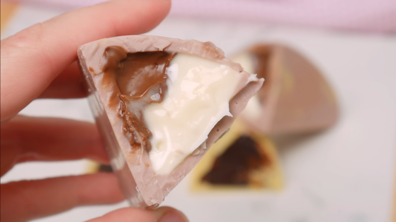 Ovo de páscoa em fatias de chocolate branco e recheados com foco no recheio