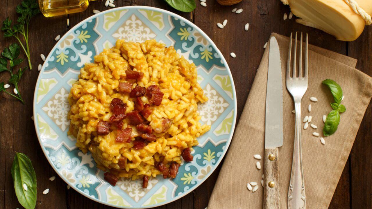 Risoto servido com bacon crocante por cima