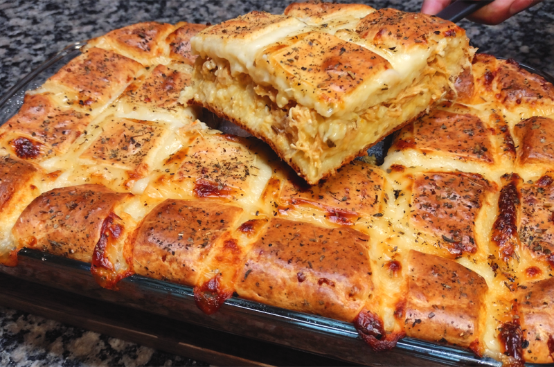 Torta de frango feita no liquidificador assada e cortada