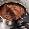 Misture Danette com ovo e faça um bolo de frigideira rápido e surpreendente