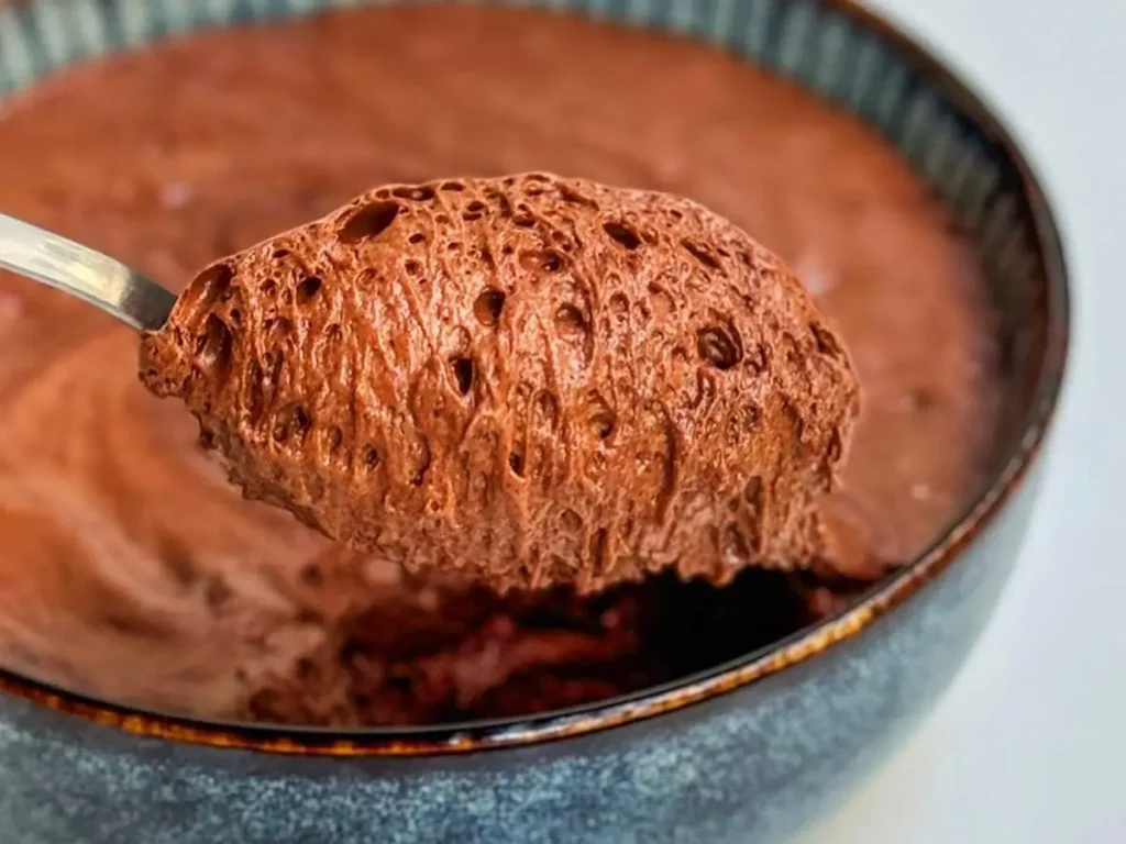 Essa mousse de chocolate fica incrivelmente leve e o melhor: sem gelatina nem chantilly