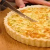 Sem complicação: essa quiche de alho poró fica cremosa e perfeita
