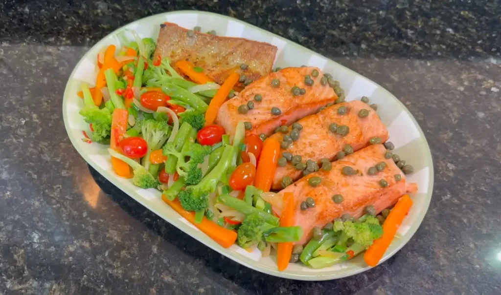 Salmão Grelhado com Legumes e Molho de Alcaparras