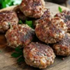 Frikadellen: conheça o bolinho de carne alemão crocante e fácil de fazer