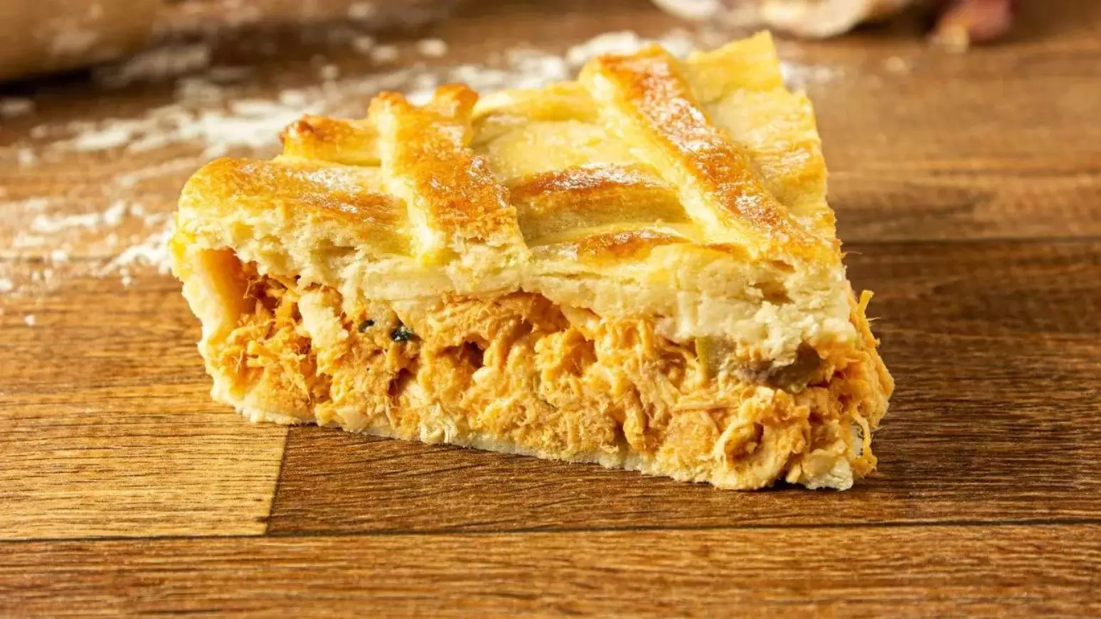 Empadao de frango com o recheio cremoso