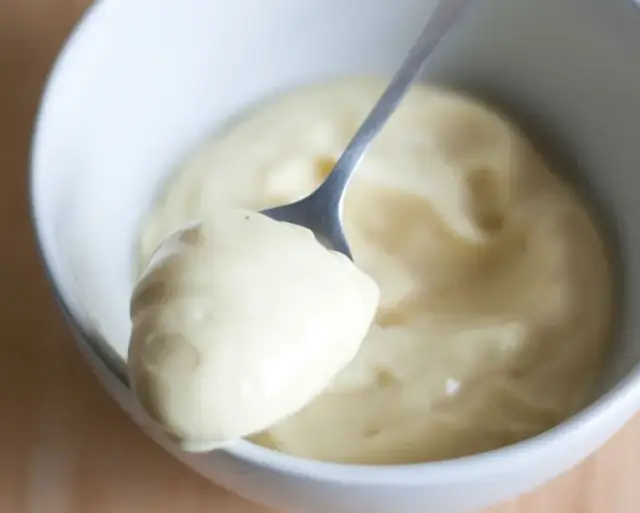 Maionese caseira servida no bowl