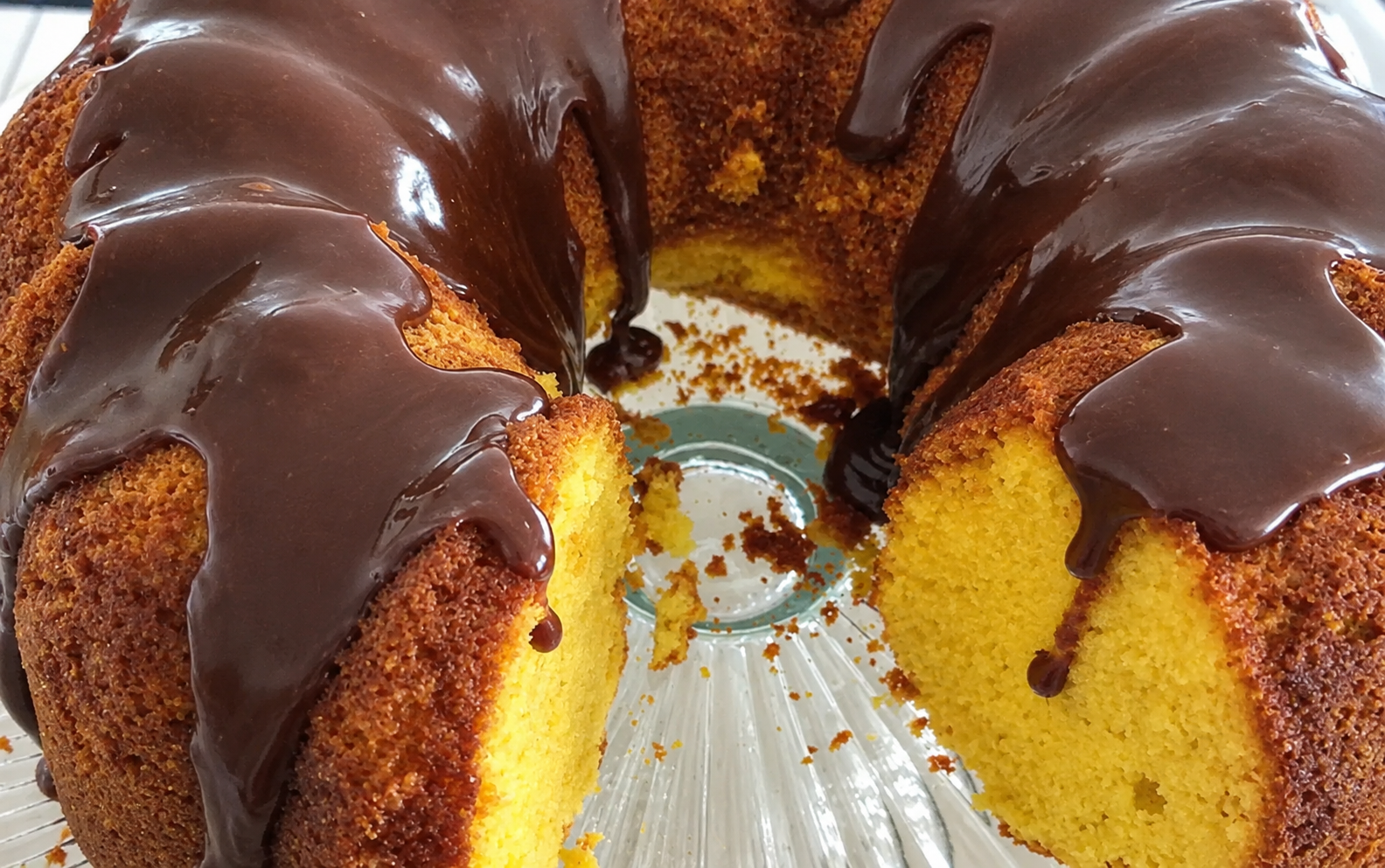 Bolo de cenoura fofinho com calda de chocolate por cima